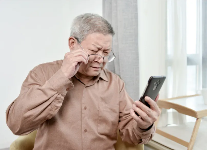 Homme âgé avec des difficultés visuelles  