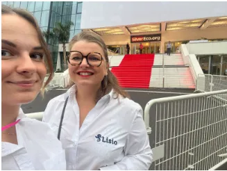 Marie CAOTEN et Lucie SEGUIER devant le palais Festival à Cannes