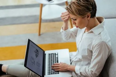 Femme ayant des difficultés avec le numérique